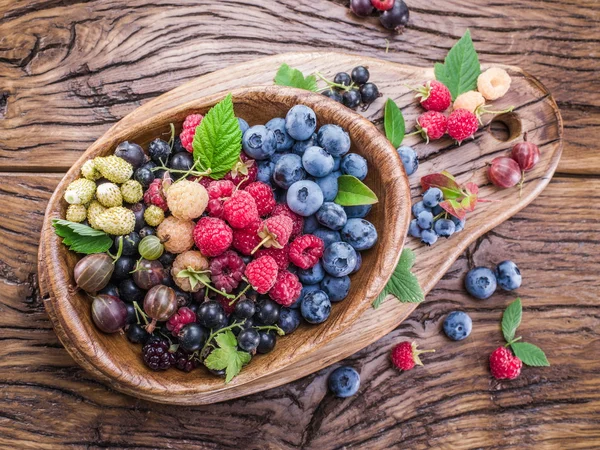 Érett bogyók a fából készült Bowl. — Stock Fotó