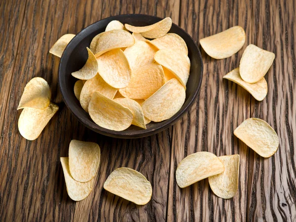 Chips op een houten achtergrond. — Stockfoto