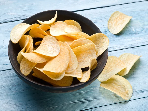 Kartoffelchips auf einem hölzernen Hintergrund. — Stockfoto