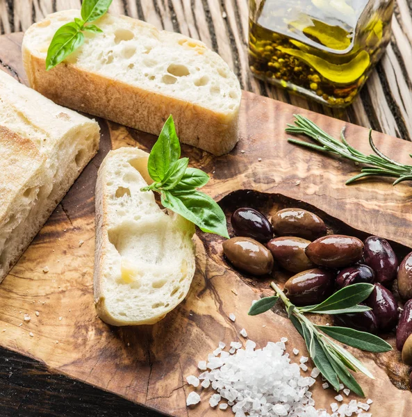 Ciabatta, zeytin ve mavi peynir. — Stok fotoğraf