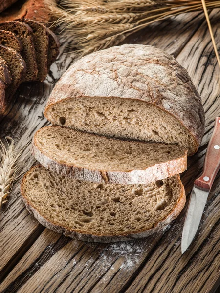 Plátky černého chleba na dřevěné prkno. — Stock fotografie
