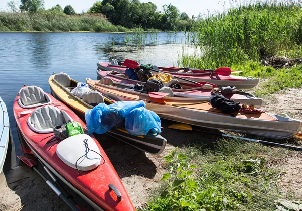 Canoës au bord d'une rivière . — Photo