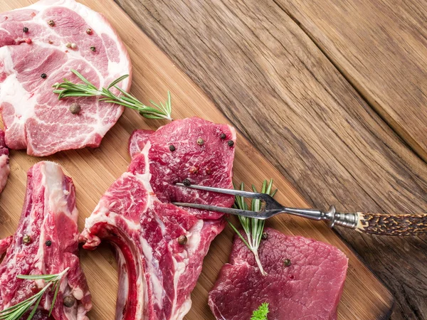 Carne crua com especiarias . — Fotografia de Stock