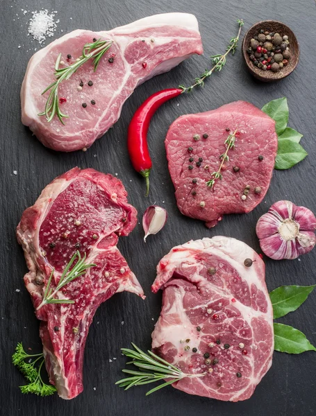 Carne crua com especiarias . — Fotografia de Stock