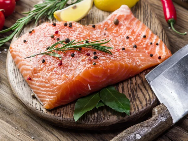 Frischer Lachs auf dem Schneidebrett. — Stockfoto