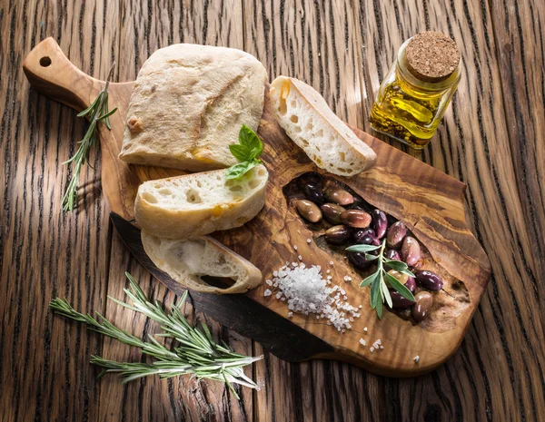 Ciabatta, olijven en blauwe kaas. — Stockfoto