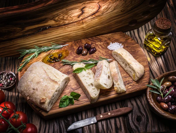 Ciabatta, olijven en blauwe kaas. — Stockfoto