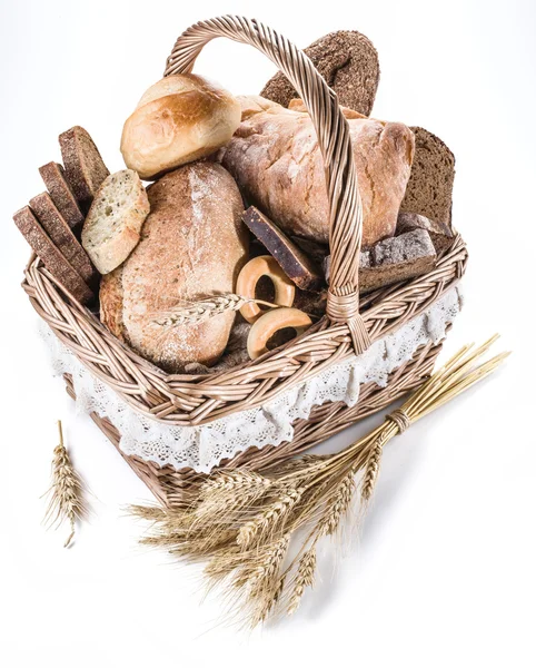 Verschillende soorten brood in de mand. — Stockfoto