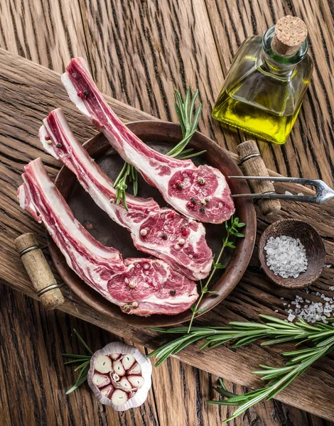 Raw lamb chops with garlic and herbs. — Stock Photo, Image