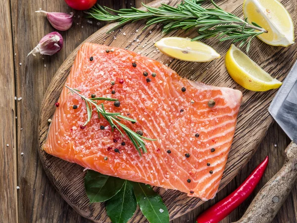 Salmão fresco na tábua de corte . — Fotografia de Stock