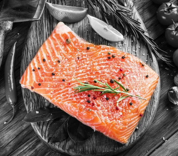 Salmón fresco en la tabla de cortar . —  Fotos de Stock