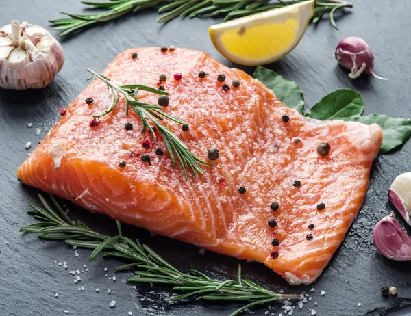 Salmón fresco en la tabla de cortar . —  Fotos de Stock