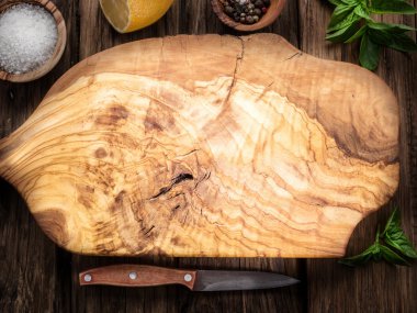 Ham sığır eti biftek ile ahşap bir gemide baharat.