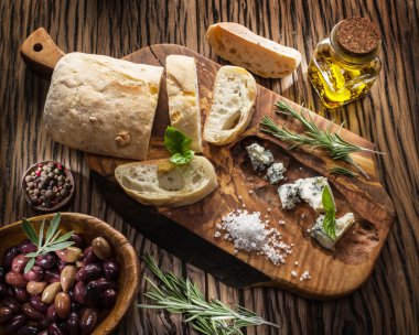 Ciabatta, zeytin ve mavi peynir.