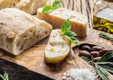 Ciabatta, zeytin ve mavi peynir.