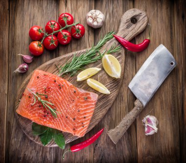 Kesme tahtası üzerinde taze somon.