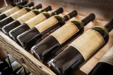 Eski şarap şişeleri şarap raf.