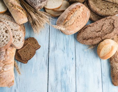 O halde çörekleri ve ahşap masa üzerinde bir buğday.