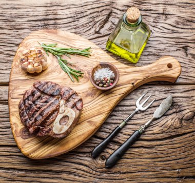 Sığır eti biftek baharat bir ahşap tepsi ile.