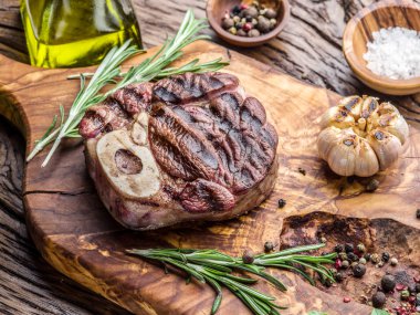 Sığır eti biftek baharat bir ahşap tepsi ile.