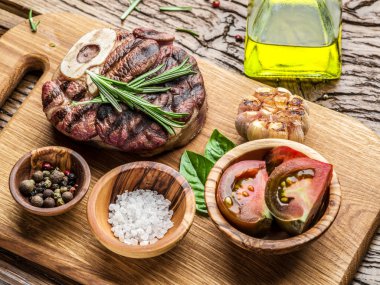 Sığır eti biftek baharat bir ahşap tepsi ile.