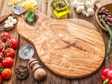 Pizza malzemeleri: mantar, zeytin, peynir ve domates.