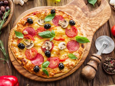 Mantar, salam ve domates pizza.