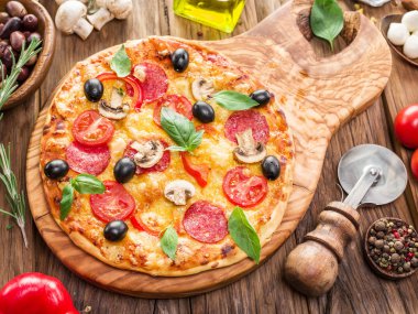 Mantar, salam ve domates pizza.
