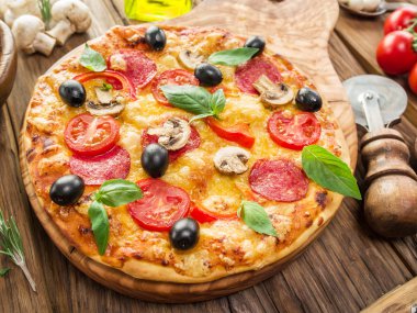 Mantar, salam ve domates pizza.