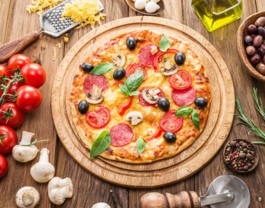 Mantar, salam ve domates pizza.