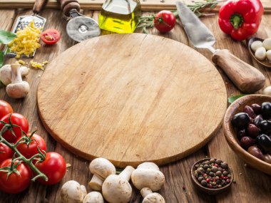 Mantar, salam ve domates pizza.