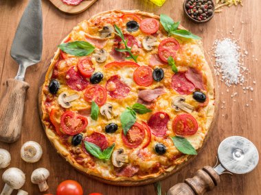 Mantar, salam ve domates pizza.