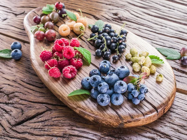 Ripe berries on the old wooden plank. — Stock Photo, Image