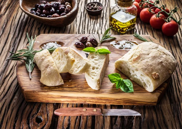 Ciabatta, olivami a sýrem. — Stock fotografie