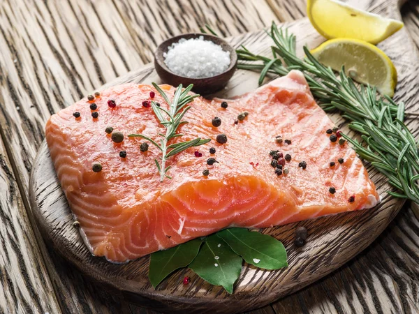 Verse zalm op de snijplank. — Stockfoto