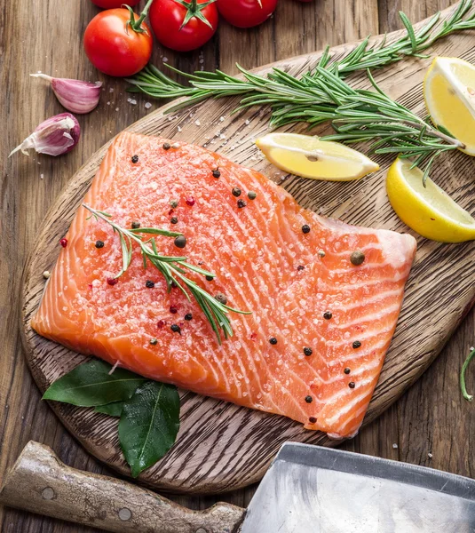 Salmón fresco en la tabla de cortar . —  Fotos de Stock