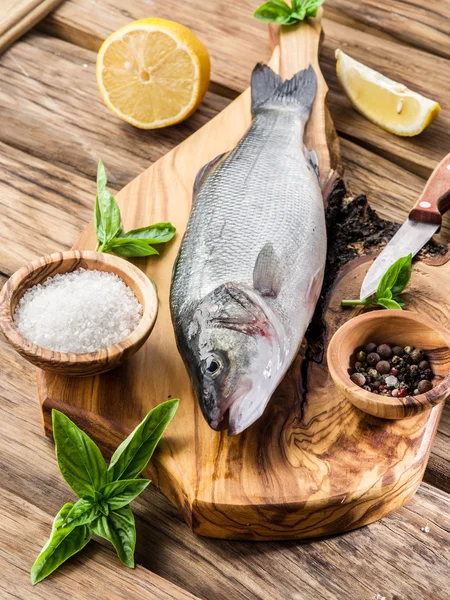 Pesci di mare sulla tavola di grafite . — Foto Stock