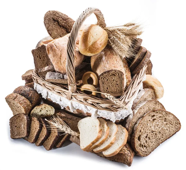 Olika typer av bröd i korg. — Stockfoto