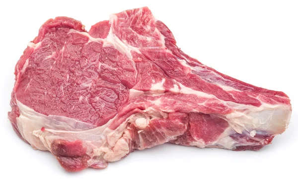 Bifes de carne crua sobre um fundo branco . — Fotografia de Stock
