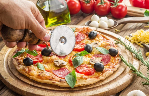 Pizza con funghi, salumi e pomodori . — Foto Stock