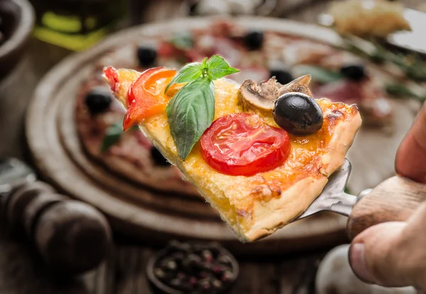 Pizza aux champignons, salami et tomates . — Photo