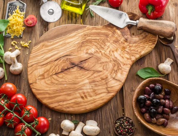 Pizza com cogumelos, salame e tomate . — Fotografia de Stock