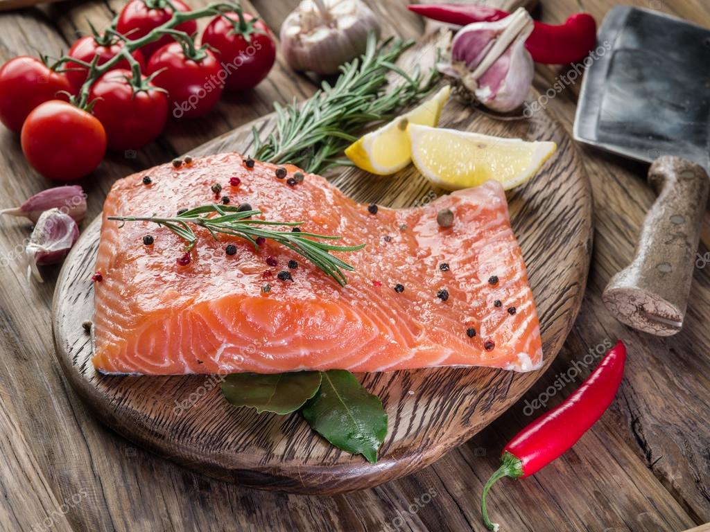Salmón fresco en la tabla de cortar . — Foto de stock #82605698 ©  Valentyn_Volkov, image size:1024x768