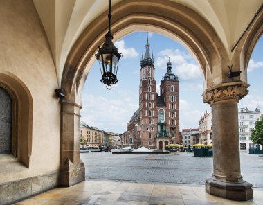 Saint Mary Bazilikası'nın ve Krakow Main Square. 