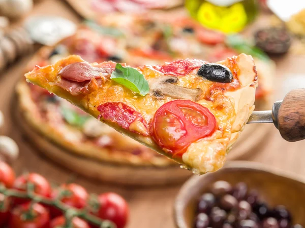 Stück Pizza mit Pilzen, Schinken und Tomaten. — Stockfoto