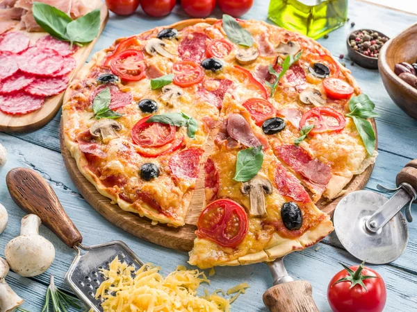 Pizza con funghi, salumi e pomodori . — Foto Stock