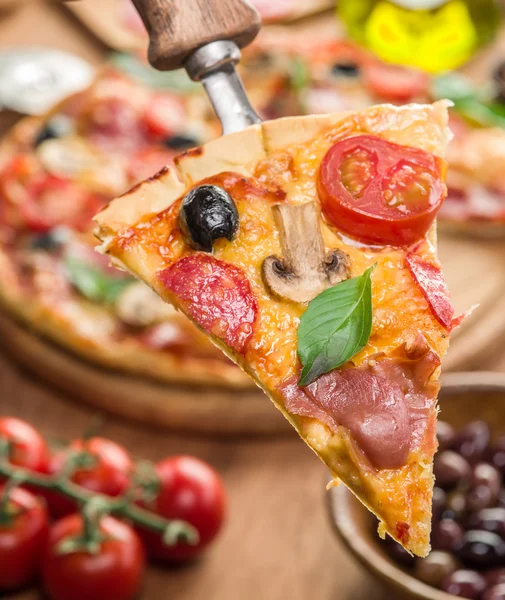 A darab pizza, gomba, sonka, paradicsom. — Stock Fotó