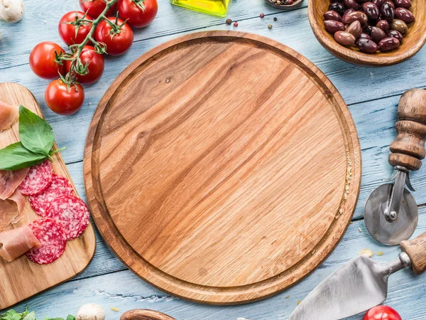 Pizza salami, champignons en tomaten. — Stockfoto