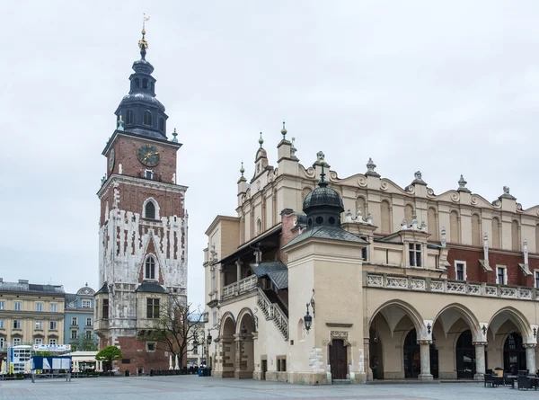 De Lakenhal en het hoofdplein in Krakau. — Stockfoto