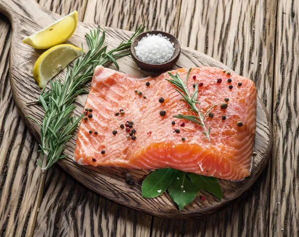 Fresh salmon on the cutting board. — Stock Photo, Image